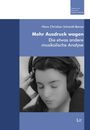 Oben: „Theorie und Praxis der Musikvermittlung.“ Titel: „Mehr Ausdruck wagen. Die etwas andere musikalische Analyse.“ Eine Frau mit geschlossenen Augen hört Musik über Kopfhörer.