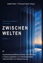 "ZWISCHEN WELTEN, Band 1" steht auf einem modernen Design mit durchsichtigen, vertikalen Paneelen und einem Sonnenuntergang.
