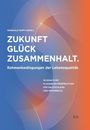"Zukunft Glück Zusammenhalt. Rahmenbedingungen der Lebensqualität. 25 Essays mit plausiblen Perspektiven für Deutschland und Österreich." Farbverlauf aus Blau und Orange mit Linienmuster.