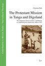 Titel: "The Protestant Mission in Tanga and Digoland". Schwarz-weißes Foto von Personen vor traditioneller Hütte.