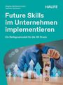 „Future Skills im Unternehmen implementieren“ steht über einem Mann, der Holzklötze mit Icons stapelt.