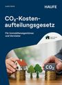 CO₂-Kostenaufteilungsgesetz. Für Immobilieneigentümer und Vermieter. Hände halten ein Haus und CO₂-Würfel auf Münzstapeln.