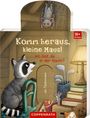„Komm heraus, kleine Maus! Wo bist du in der Nacht?“ Ein Waschbär schaut auf einen Stuhl. Daneben Bücher und Spielzeuge.