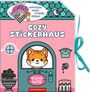 Text: "AUFSTELLEN, MALEN, STICKERN, SPIELEN!", "COZY STICKERHAUS", "KLEINE KATZE". Illustration eines Hauses mit Katze.