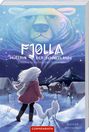 „Fjolla – Hüterin der Schneelande“ steht vor einem mystischen, winterlichen Dorf mit Polarlichtern und einem Eisbär.