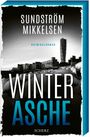 WINTER ASCHE, SUNDSRÖM MIKKELSEN, Kriminalroman. Schwarz-weißes Stadtbild mit einem markanten, modernen Turm.
