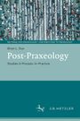 "Post-Praxeology" von Brian L. Due, mit Menschen auf einem Zebrastreifen von oben gesehen, rechteckiges Logo unten.