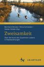 Text: "Zweisamkeit. Über die Kunst des Zusammen-Lebens in Paarbeziehungen." Zwei Personen paddeln in Kanus auf einem Fluss.