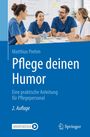 „Pflege deinen Humor“ von Matthias Prehm, Anleitung für Pflegepersonal, 2. Auflage. Menschen in blauen Kitteln lachen zusammen.
