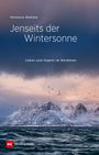 „Jenseits der Wintersonne“, „Leben und Segeln im Nordmeer“. Schneebedeckte Berge über einem dunklen Meer, Vögel fliegen.