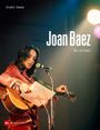 Titel: Joan Baez - Mut und Anmut; Foto: Frau mit Gitarre und Mikrofon auf der Bühne.