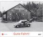 "Gute Fahrt! 2027" zeigt einen Oldtimer vor einer Holzwerkstatt mit dem Schild "Auto-Reparatur" in ländlicher Umgebung.