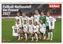 "Fußball-Nationalelf der Frauen 2027." Eine Frauen-Fußballmannschaft posiert auf einem Rasen, zwei Trikots werden gehalten.