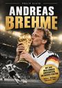 „Philip Kluth: Andreas Brehme - Mit den Mailänder Anekdoten, die bisher fehlten.“ Fußballer mit WM-Pokal im Stadion.