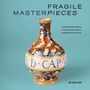 Es steht "FRAGILE MASTERPIECES", Autoren: Zuzanna Sarnecka, Claudio Paolinelli, Susanne Prillwitz. Ein antikes Keramikgefäß.