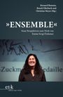 „ENSEMBLE“: Neue Perspektiven zum Werk von Emine Sevgi Özdamar. Lächelnde Frau vor unscharfem Hintergrund.