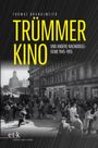 "Trümmer Kino und andere Nachkriegsfilme 1945-1955". Schwarz-Weiß-Foto einer belebten Straße mit Gebäuden.