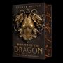 "DAGMAR WINTER, WHISPER OF THE DRAGON, DIE SPRACHE DER FLAMMEN." Ein goldenes Rüstungsdesign mit Drachenköpfen.