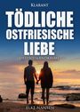 "Tödliche Ostfriesische Liebe. Ostfrieslandkrimi. Elke Nansen. Zwei Menschen halten sich an einem Strand bei Sonnenuntergang an der Hand."
