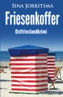 "Friesenkoffer. Ostfrieslandkrimi. Sina Jorritsma. KLARANT." Ein Strand mit rot-weißem Strandkorb und Meer im Hintergrund.