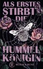 Text: "ALS ERSTES STIRBT DIE HUMMELKÖNIGIN", "Josefine Lyda", "REALM & RUNE".  
Illustration: Web, Fliege, Rosen.