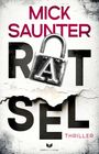 Text: "MICK SAUNTER RATSEL THRILLER". Ein silbernes Schloss verdeckt das "A". Hintergrund aus zerrissenem Papier.