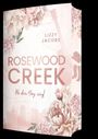 "Rosewood Creek, Wo dein Herz singt, Lizzy Jacobs." Beigefarbene Blumen, eine Gitarre und Cowboy-Stiefel im Hintergrund.