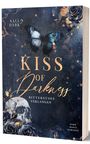 Text: "Kiss of Darkness: Bittersüßes Verlangen". Ein Schmetterling vor dunklem Hintergrund, Rosen und ein Totenkopf.
