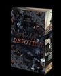 Das Buch trägt den Titel "Forbidden Devotion" von Sam Woods, ein Roman über Romantik und Spannung.