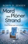 „Mord am Plöner Strand“, „Finn Petersen ermittelt“. Rattan-Strandkörbe am sandigen Ostseestrand unter bewölktem Himmel.