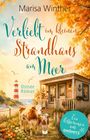 "Verliebt im kleinen Strandhaus am Meer", "Ostsee Roman". Ein idyllisches Haus am Meer mit Kühen und Leuchtturm.