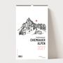 Familienkalender Chiemgauer Alpen 2027. Illustration eines Berges mit Hütte, rotem Punkt als Sonne. XOXO/artshop.