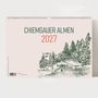 "CHIEMGAUER ALMEN 2027" oben. Illustration einer Alm mit Bäumen im Hintergrund.