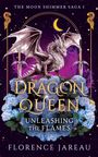 "Dragon Queen: Unleashing the Flames" von Florence Jareau. Ein Drache sitzt vor blauem Blumenhintergrund unter einem Halbmond.