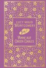 "Lucy Maud Montgomery - Anne auf Green Gables." Lila Hintergrund mit goldenen floralen Mustern und einem Hut.