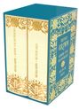 Zwei Bücher der Brüder Grimm in einem blauen Schuber. Aufschrift: "KINDER- UND HAUSMÄRCHEN" und "DEUTSCHE SAGEN".