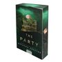 "THE PARTY" von Natasha Preston, ein Buchcover in Grün- und Goldtönen mit einem großen, alten Haus und Bergen im Hintergrund.
