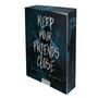 „Keep Your Friends Close“ steht in blutiger Schrift auf dunklem Hintergrund, Cynthia Murphy. Roman Vajosh.