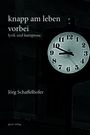 „knapp am leben vorbei lyrik und kurzprosa“ steht über einer alten Uhr in monochromatisch-dunkler Umgebung.