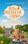 "Bed & Breakfast Crimes: Mord im schottischen Schloss", Katze mit Lupe, Scones, Getränkekaraffe und Glas auf einem Tisch.