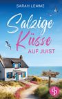 „Sarah Lemme, Salzige Küsse auf Juist“. Ein Haus am Strand mit weißem Zaun, blauen Fensterläden und pinken Blumen, Möwen im Himmel.