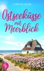 "Ostseeküsse mit Meerblick" in rosa Schrift. Ein weißes Reetdachhaus am Meer, umgeben von Blumen und Dünenweg.