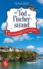 „Der Tod am Fischerstrand: Ein Cornwall Cosy Crime“. Küstenlandschaft mit Häusern, blauer Himmel und ein Boot im Wasser.
