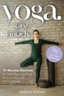 „Yoga. ganz. einfach.“ Frau in Grüner Kleidung in Yoga-Pose vor Ziegelwand.