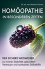 „HOMÖOPATHIE IN BESONDEREN ZEITEN“ ist der Titel. Nahe Ansicht einer Brombeere mit einem Wassertropfen oben drauf.