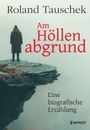 "Am Höllenabgrund" von Roland Tauschek; Eine biografische Erzählung. Eine Person steht auf einem felsigen Abgrund im Nebel.