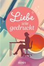 "Liebe wie gedruckt, BAND I." Eine Frau am Laptop, stilisierte Illustration, bunte Büromaterialien im Hintergrund.