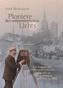 "Pioniere des vorpommerschen Lichts" von Frank Biederstaedt. Ein Fotograf mit alter Kamera vor historischer Hafenkulisse.