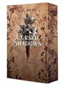 „Cursed Shadows“, „Silvercrest Academy III“, „Du bist stärker, als du denkst“. Ein Schwert, das von Blumen umgeben ist.