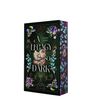 "A Legacy So Dark" von Leinani Klaas. Bücher, Blumen, Schlüssel auf grünem Hintergrund. Verzierungen umrahmen das Design.